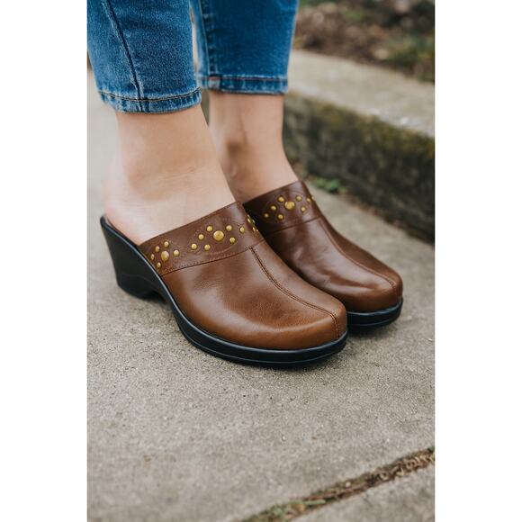 Clarks Brown Leather Clogs Size 7 M Women Studded Comfort Slip-On Mule Heels - Picture 1 of 11